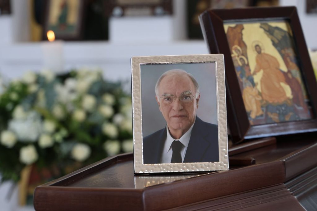 Βασίλης Λεβέντης: Σπαpαγμός στην κηδεία του – Τραγική φιγούρα η σύζυγός του, Νατάσα Μεντεσίδου – Φωτογραφίες
