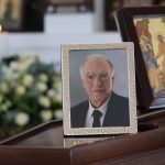 Βασίλης Λεβέντης: Σπαpαγμός στην κηδεία του – Τραγική φιγούρα η σύζυγός του, Νατάσα Μεντεσίδου – Φωτογραφίες