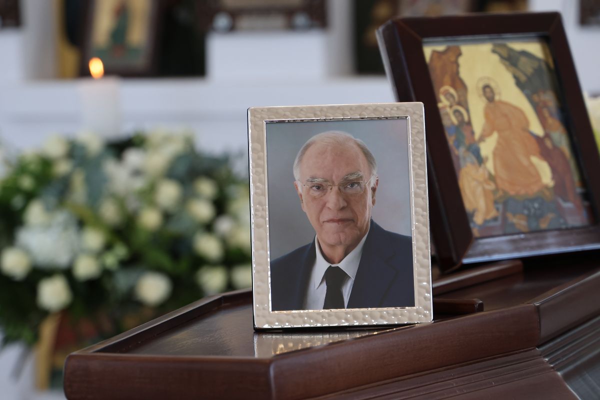 Βασίλης Λεβέντης: Σπαpαγμός στην κηδεία του – Τραγική φιγούρα η σύζυγός του, Νατάσα Μεντεσίδου – Φωτογραφίες