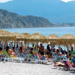 Σάλος σε πασίγνωστη παραλία: Beach Bar χρεώνει 3 ευρώ για κάθε παιδί – «Πάγωσε» η οικογένεια όταν είδε την απόδειξη