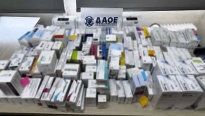 ΕΚΤΑΚΤΟ ΤΩΡΑ – ΣΥΝΕΛΗΦΘΗ ΓΝΩΣΤΟΣ ΒΟΥΛΕΥΤΗΣ ΩΣ ΑΡΧΗΓΟΣ ΚΥΚΛΩΜΑΤΟΣ ΣΕ ΑΠΑΤΕΣ