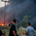Φωτιά στη χώρα μας: Έχουμε 4 τραυματίες και μία σύλληψη, τρέχουν τα ασθενοφόρα και τα περιπολικά