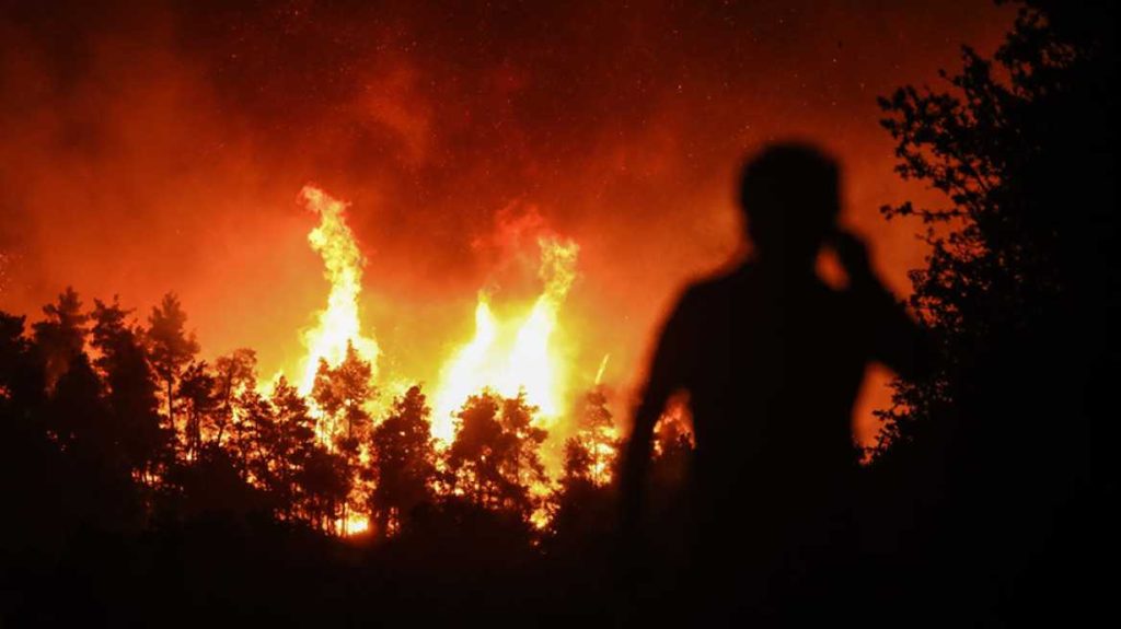 Φωτιά στις Οινούσσες Σερρών – Μήνυμα του 112 για εκκένωση του οικισμού
