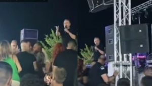 Σταμάτης Γονίδης: Άγριο ξύλο σε συναυλία του – «Ένας μαλ@κας θα χαλάσει 1.000 άτομα! Άντε γαμ@σου να πούμε» (Βίντεο)