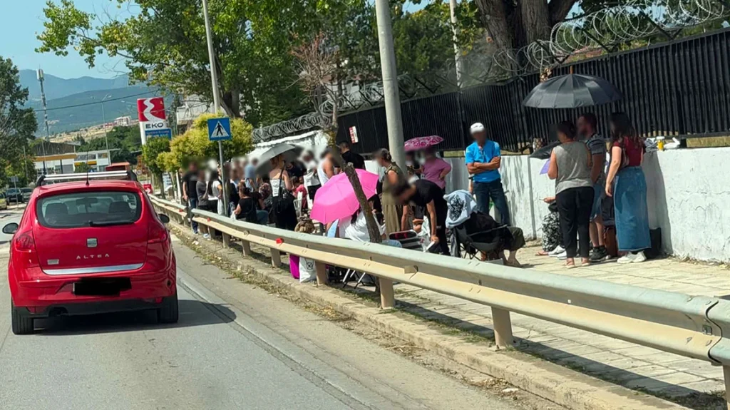 Ξενύχτι και ουρές έξω από το δικαστικό μέγαρο Κοζάνης για να εκδώσουν διαβατήρια με τις παλαιού τύπου ταυτότητες, δείτε βίντεο