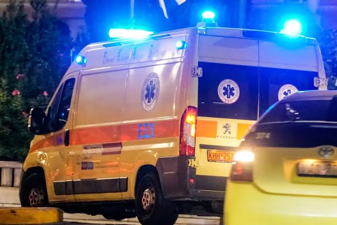 Σοκ στη σκηνή: Γνωστή τραγουδίστρια έπεσε την ώρα του live – Έφυγε εσπευσμένα στο νοσοκομείο