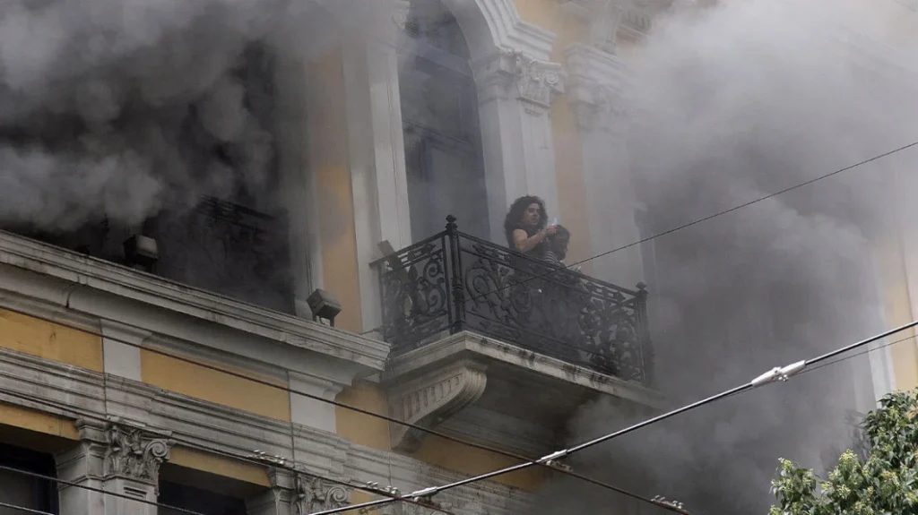 Συνελήφθησαν δύο 42χρονοι για τον εμπρησμό στη Marfin με τους τρεις νεκρούς το 2010, αναζητείται μία 46χρονη