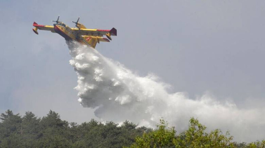 Μεγάλη φωτιά τώρα κατακαίει τη χώρα μας: Επί τόπου 7 εναέρια μέσα, δύσκολη μάχη - Ηχεί το 112