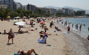 Μετρήσεις-σοκ στην Αττική: 3 δημοφιλείς παραλίες με «Γαλάζια Σημαία» βρέθηκαν γεμάτες με εντερόκοκκους