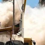 Καρέ-καρέ η στιγμή που καταρρέει η πολυκατοικία στα Πετράλωνα – Η στιγμή που γέρνει και πέφτει