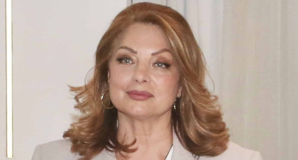 Με λεοπάρ καφτάνι, πανύψηλο πέδιλο και πεντικιούρ στην πένα: Η Άντζελα Γκερέκου παραδίδει μαθήματα στιλ στα 67 της