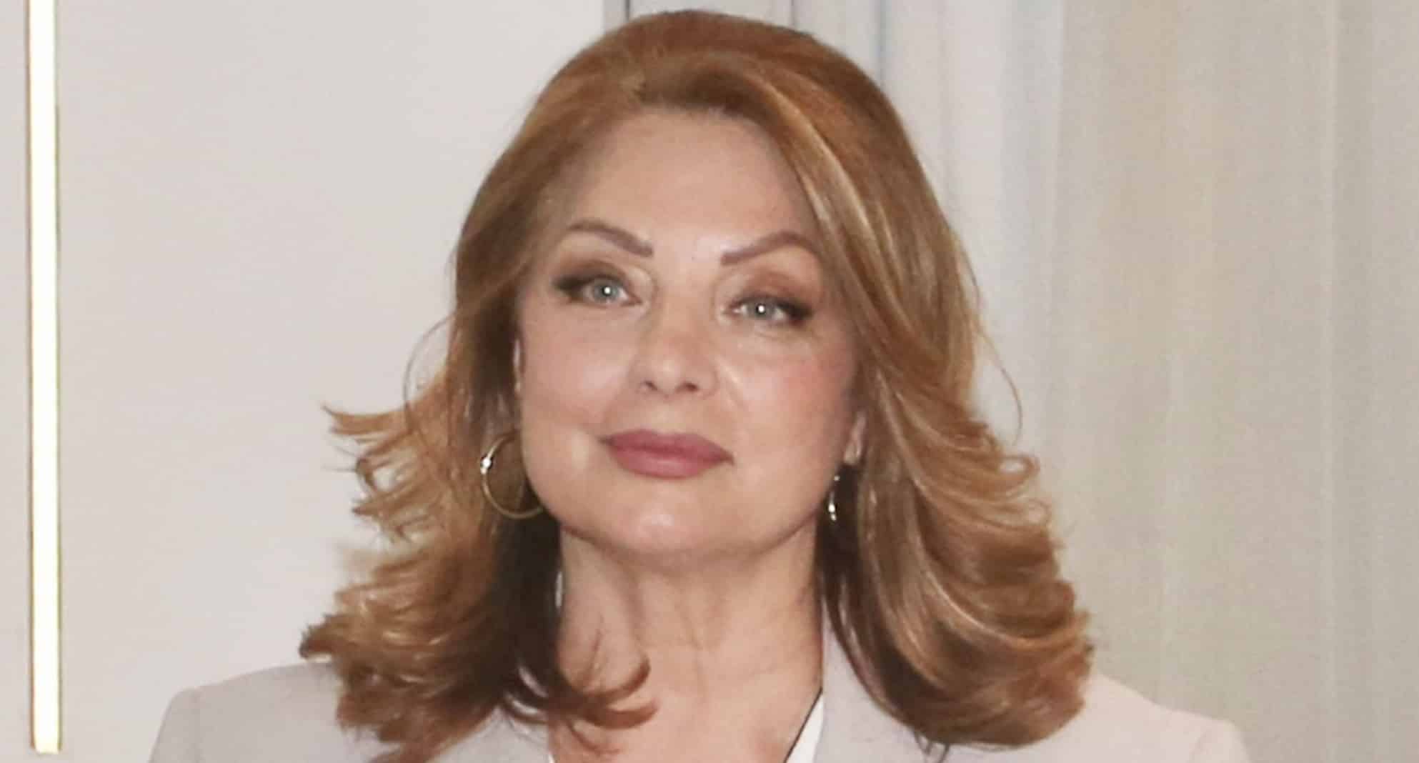Με λεοπάρ καφτάνι, πανύψηλο πέδιλο και πεντικιούρ στην πένα: Η Άντζελα Γκερέκου παραδίδει μαθήματα στιλ στα 67 της