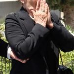 Θρήνος στην κηδεία του Βασίλη Λεβέντη: Συγκλονισμένοι η σύζυγος και ο γιος του  στο τελευταίο αντίο 