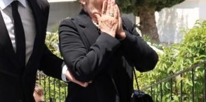 Θρήνος στην κηδεία του Βασίλη Λεβέντη: Συγκλονισμένοι η σύζυγος και ο γιος του  στο τελευταίο αντίο 