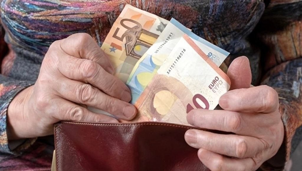 Eνόψει εκλογών: Μετά από 10 χρόνια καταργούνται οι περικοπές του «νόμου Κατρούγκαλου» στις συντάξεις χηρείας 