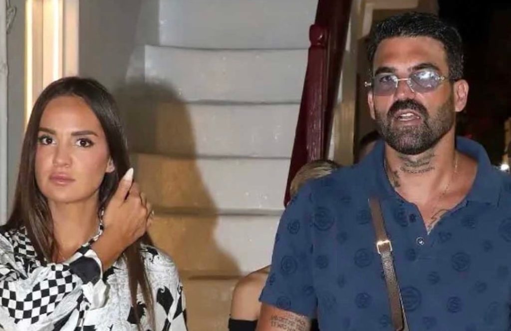 Χέρι χέρι στα σοκάκια της Μυκόνου Δημήτρης Αλεξάνδρου και Ρία Ελληνίδου