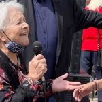 Μαίρη Λίντα: Η συγκινητική στιγμή στο Γηροκομείο Αθηνών που είχε πιάσει ξανά το μικρόφωνο μετά από πολλά χρόνια