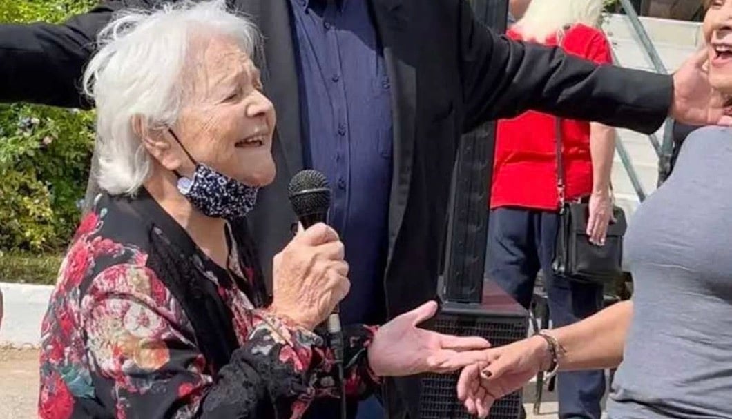 Μαίρη Λίντα: Η συγκινητική στιγμή στο Γηροκομείο Αθηνών που είχε πιάσει ξανά το μικρόφωνο μετά από πολλά χρόνια
