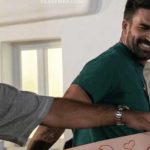 Δημήτρης Αλεξάνδρου: Η αντίδρασή του όταν του έδωσαν πανό με το μήνυμα «Ρία, θα με παντρευτείς;» στη συναυλία της Ελληνίδου στη Μύκονο
