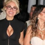 Η Ιωάννα Τούνη και η εντυπωσιακή φίλη της προκάλεσαν σεισμό στα σοκάκια της Μυκόνου