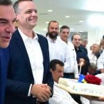 Αλέξης Τσίπρας: Η τούρτα έκπληξη στον πρόεδρο της ΕΛΑΣ και οι θερμές ευχές για τα γενέθλιά του – Πόσο χρονών έγινε