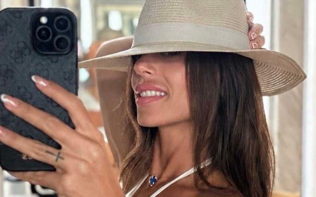 Υπερκαλλονή η Μαρία Αντωνά στην Κέα - Έβαλε το πιο τέλειο μαγιό και ο Λιάγκας... έτριβε τα μάτια του