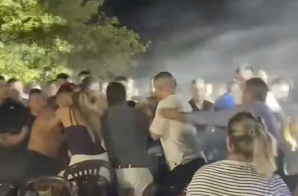 Άγριο ξύλο σε πανηγύρι την ώρα που τραγουδούσε η Γωγώ Τσαμπά «Ωπ πω πω πω, θα τρελαθώ»