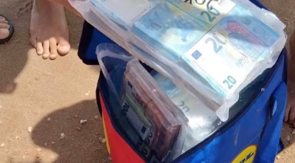 Aπίστευτο: Πήγαν για μπάνιο και βρήκαν… 700.000 ευρώ σε τσάντα από τα Lidl