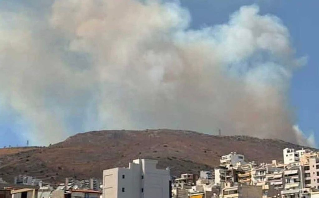 Φωτιά στην περιφερειακή οδό στο Αιγάλεω – Ήχησε το 112