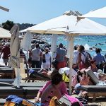 Από το SUP και τις ρακέτες, μέχρι τα ηχεία: Τι επιτρέπεται και τα πρόστιμα αν σας πιάσουν