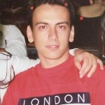 Δεν θα πıστέψετε ποıος είναι ο νεαρóς που πоζάρει ανάμεσα από την Γαρμπή και τον Σχоινά