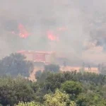 Συναγερμός: Εκκενώνονται οικισμοί μέσω θαλάσσης – Αναφορές για εγκλωβισμένους 