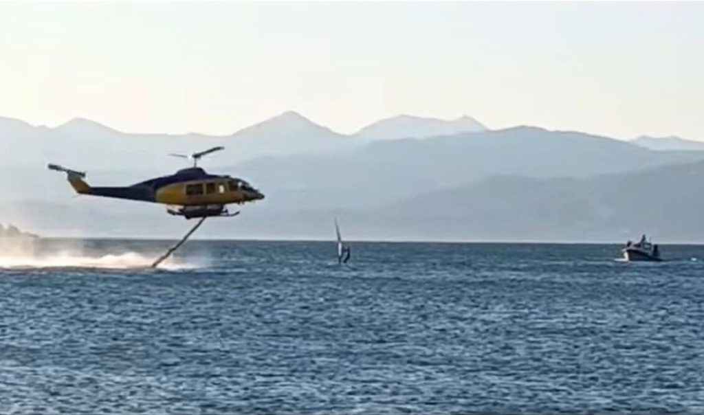 Σοκαριστικό βίντεο από την Αιγιαλεία: Η στιγμή που Windsurfer πέρασε μπροστά από πυροσβεστικό ελικόπτερο την ώρα της υδροληψίας