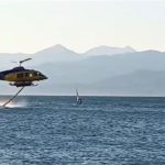 Σοκαριστικό βίντεο από την Αιγιαλεία: Η στιγμή που Windsurfer πέρασε μπροστά από πυροσβεστικό ελικόπτερο την ώρα της υδροληψίας