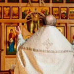 «Ζαλίζουν» οι νέες αποδοχές των Μητροπολιτών: Πόσα χρήματα θα παίρνουν – Τι αναφέρει το ΦΕΚ
