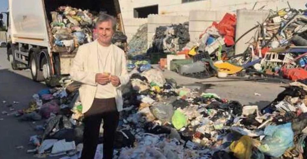 Απίστευτη ιστορία: Κέρδισε 1 εκατομμύριο, πέταξε κατά λάθος το δελτίο και το εντόπισε άθικτο στη χωματερή