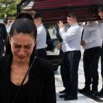 Κηδεία Κόκοτα: «Ράγισε» καρδιές η σύζυγός του στον επικήδειο λόγο της – «Έσβησε και είναι μαζί μου. Είναι η μισή μου ζωή»