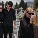 Έφτασε η Βικτώρια στο Μεσολόγγι: Με τον σύντροφο-στήριγμά της για το τρίμηνο μνημόσυνο της Γωγώς – Τι ζήτησε από τη γιαγιά της λίγο πριν φύγει για Κύπρο;