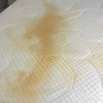 Γλιτώνετε από ıούς, ακάρεα, σκόνη: Πως να καθαρiσετε το στρώμα του κρεβατιού σας με ένα μόνο υλıκό
