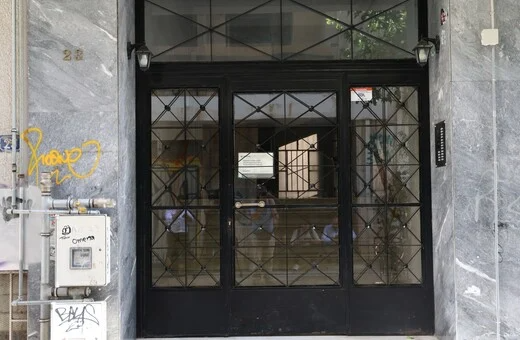 Ανατριχίλα στην Κυψέλη: Το νεκρό βρέφος ήταν μόνο η αρχή – Τι εντόπισαν μέσα στο διαμέρισμα