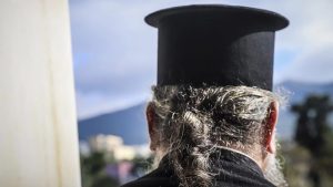 Ιερέας βρήκε νεαρό ζευγάρι σε…. περιπτύξεις μέσα σε παρεκκλήσι: Η κίνηση με τα 100 ευρώ που άφησε τους πάντες άφωνους