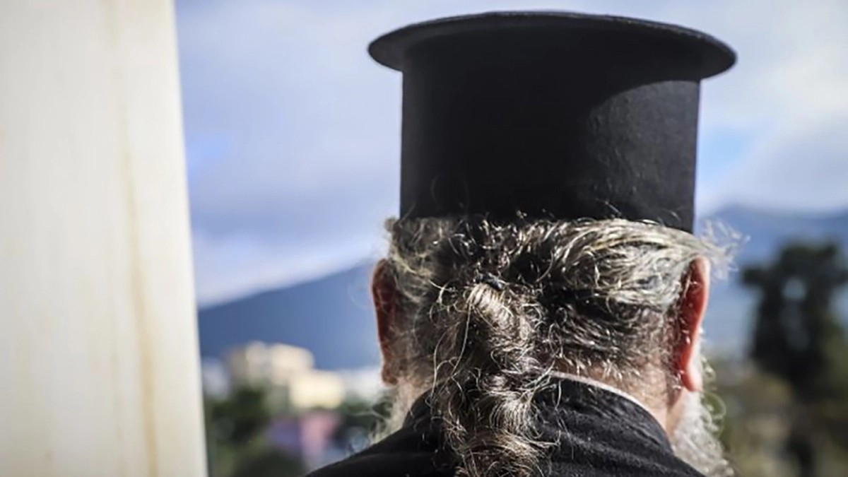 Ιερέας βρήκε νεαρό ζευγάρι σε…. περιπτύξεις μέσα σε παρεκκλήσι: Η κίνηση με τα 100 ευρώ που άφησε τους πάντες άφωνους