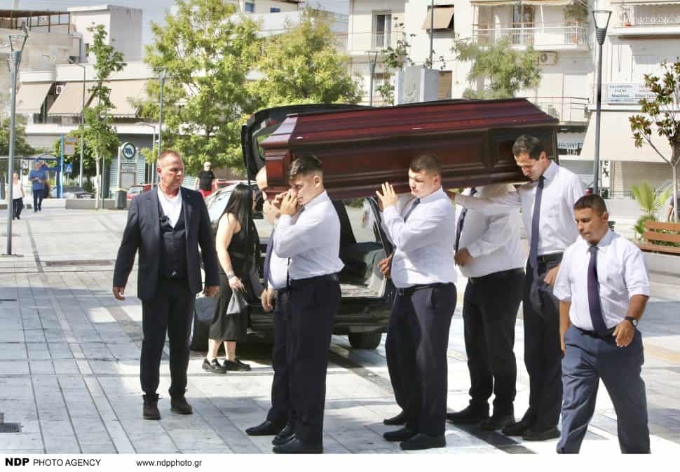 Κηδεία Κόκοτα: Οδύνη με την κόρη του μέσα στην εκκλησία – Τι του είπε μόλις άνοιξαν το φέρετρο