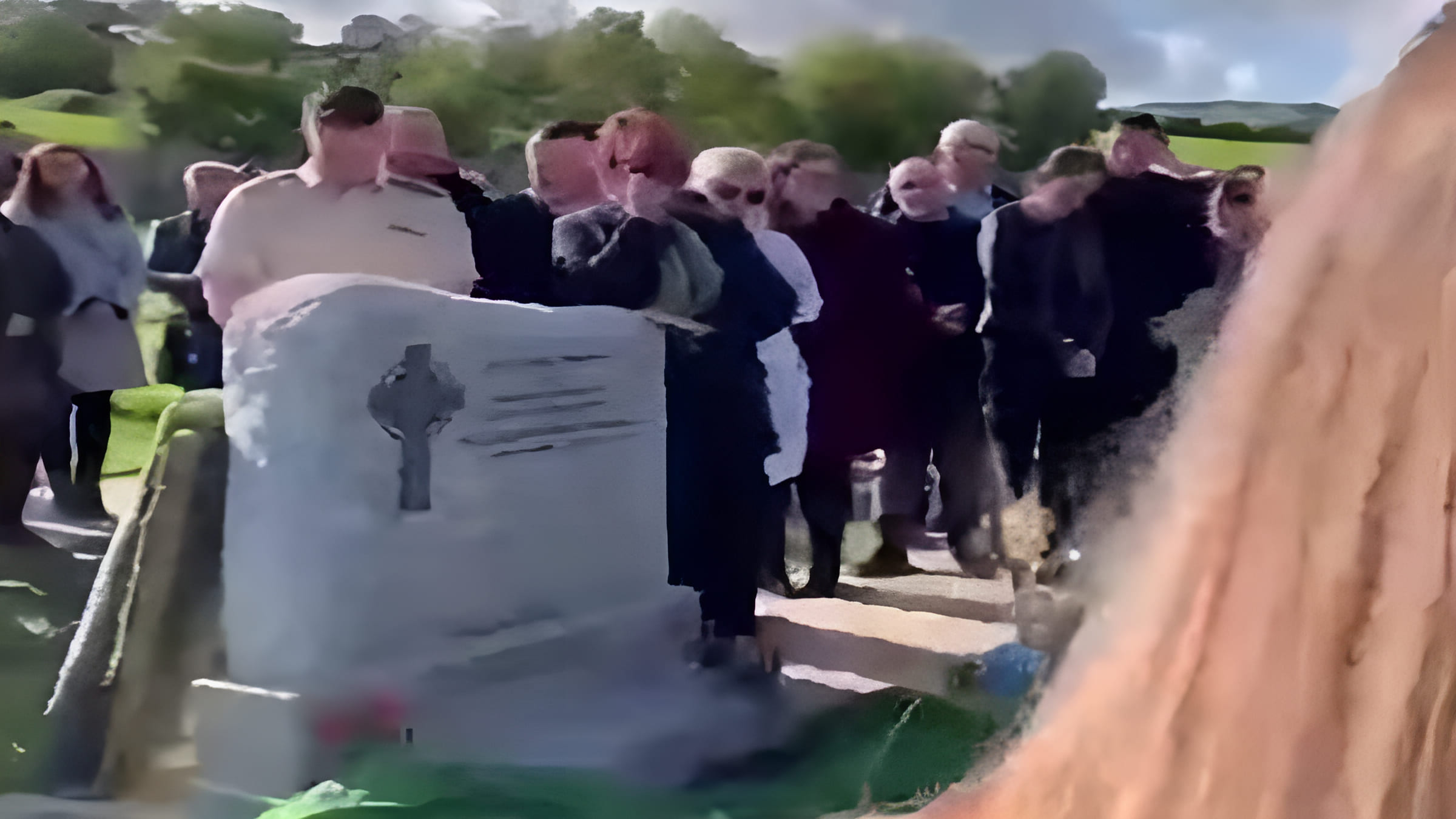 «Βγάλτε με έξω, είναι σκοτεινά εδώ»: Άνδρας φώναζε από τον τάφο στην κηδεία του!