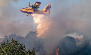 ΦΩΤΙΑ ΤΩΡΑ ΣΤΗ ΧΩΡΑ ΜΑΣ: ΚΑΙΕΙ ΚΟΝΤΑΣ ΣΕ ΣΠΙΤΙΑ – ΔΕΝ ΣΤΑΜΑΤΑΕΙ ΝΑ ΗΧΕΙ ΤΟ 112