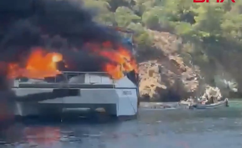 ΣΟΚ Τώρα: Φωτιά σε τουριστικό σκάφος με 115 επιβάτες – Άρχισαν να πηδάνε στη θάλασσα, το ΒΙΝΤΕΟ που κόβει την ανάσα
