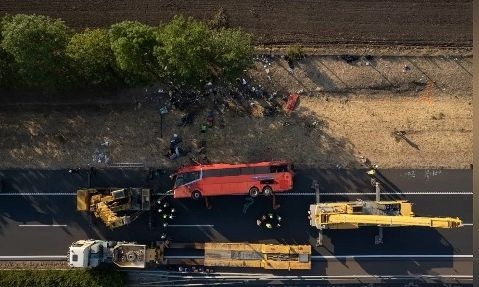 Τραγωδία: 12 νεκροί έπειτα από πτώση λεωφορείου σε χαντάκι – «Ο οδηγός πιθανότητα αποκοιμήθηκε στο τιμόνι»