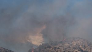 ΕΚΤΑΚΤΟ: ΝΕΑ ΦΩΤΙΑ ΚΑΙΕΙ ΤΗ ΧΩΡΑ – ΕΠΙΧΕΙΡΟΥΝ ΔΥΟ ΕΛΙΚΟΠΤΕΡΑ