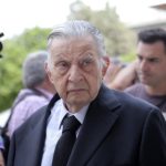Ράγισαν καρδιές: Η εικόνα του Μιλτιάδη Βαρβιτσιώτη στην κηδεία του πατέρα του συγκλονίζει