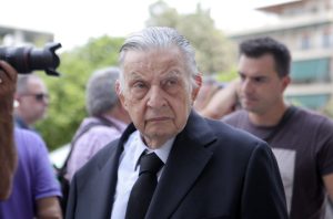 Ράγισαν καρδιές: Η εικόνα του Μιλτιάδη Βαρβιτσιώτη στην κηδεία του πατέρα του συγκλονίζει